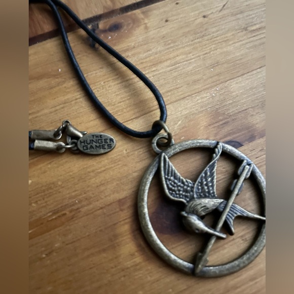 The Hunger Games Mocking Jay pendant stamped hunger games and lions gate. 18” - Picture 5 of 6
